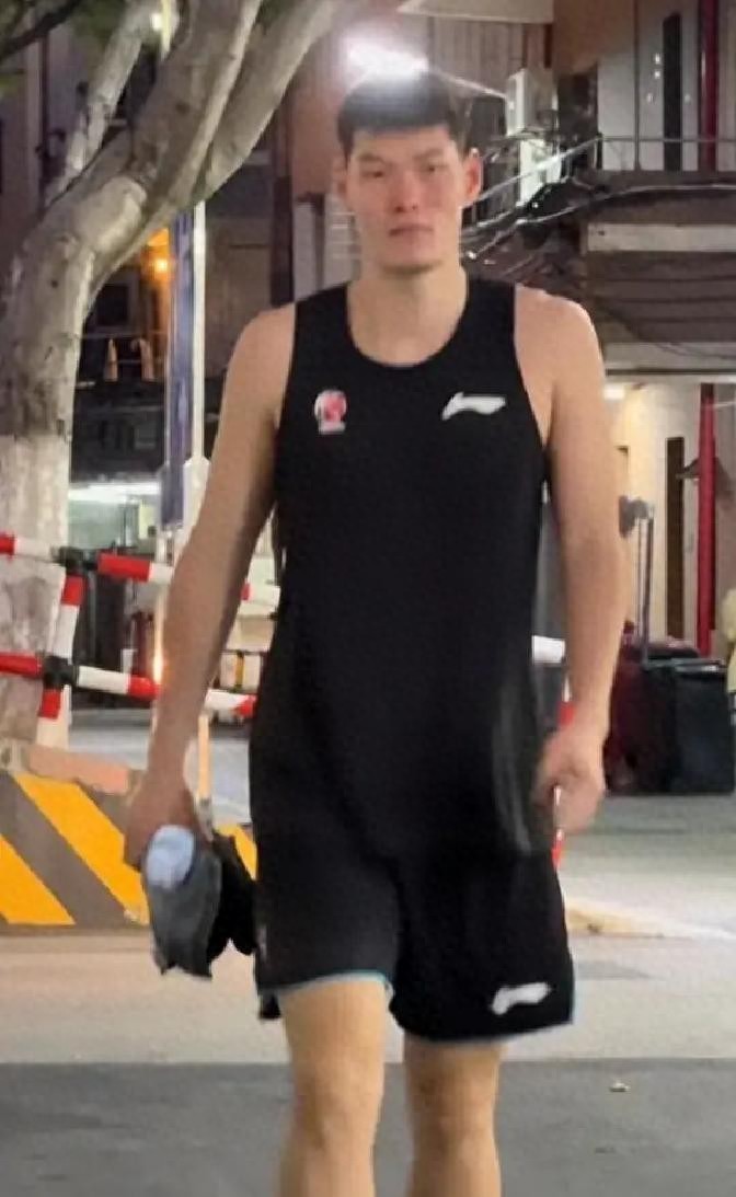 广东在找徐昕替补刘李已淘汰昨天又有人试训身高2米05单场砍14+6