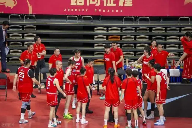 中国女篮欧洲拉练首战！与小组赛对手提前对决，张子宇带队争胜