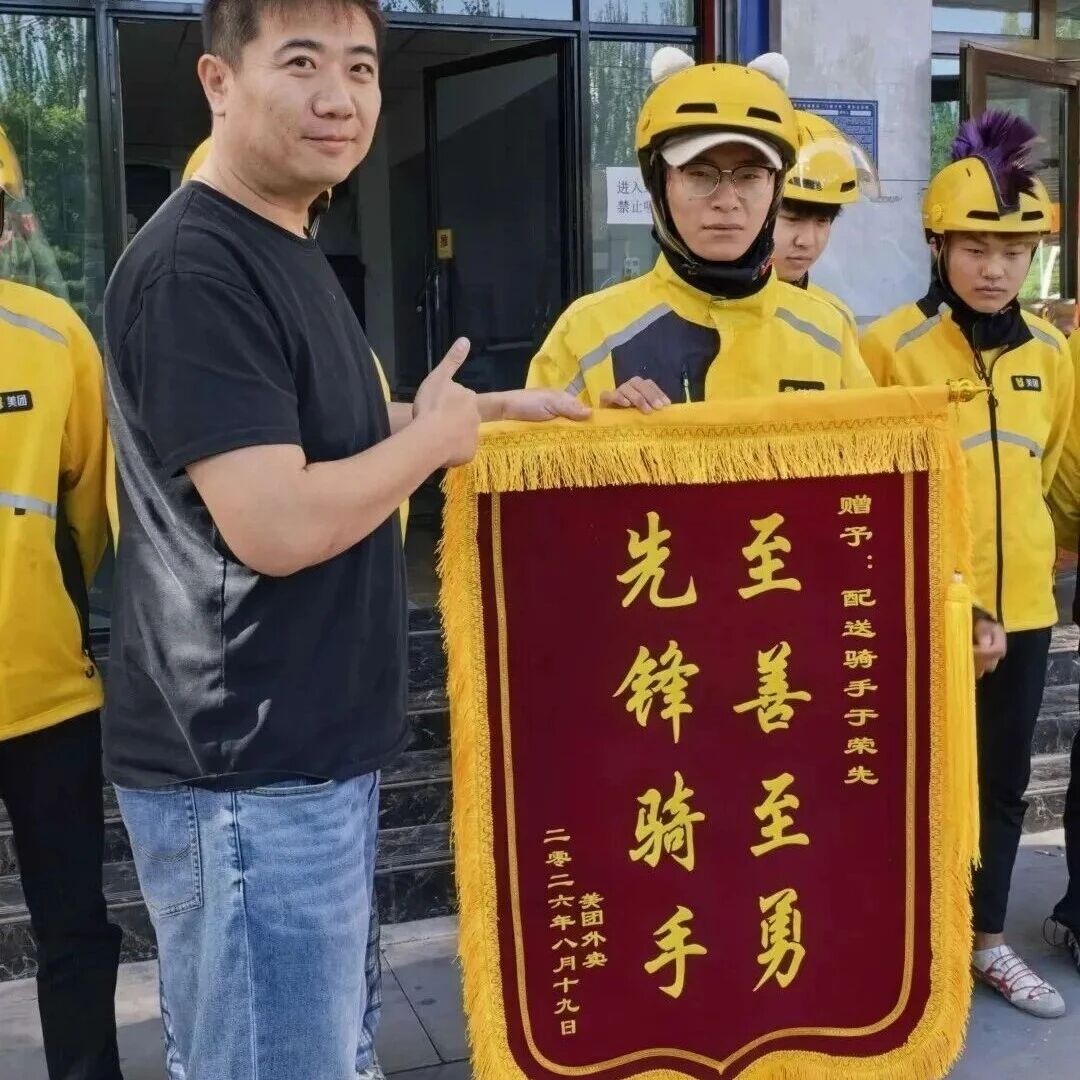 外卖小哥用电动车把人撞倒，大家却都给他叫好
