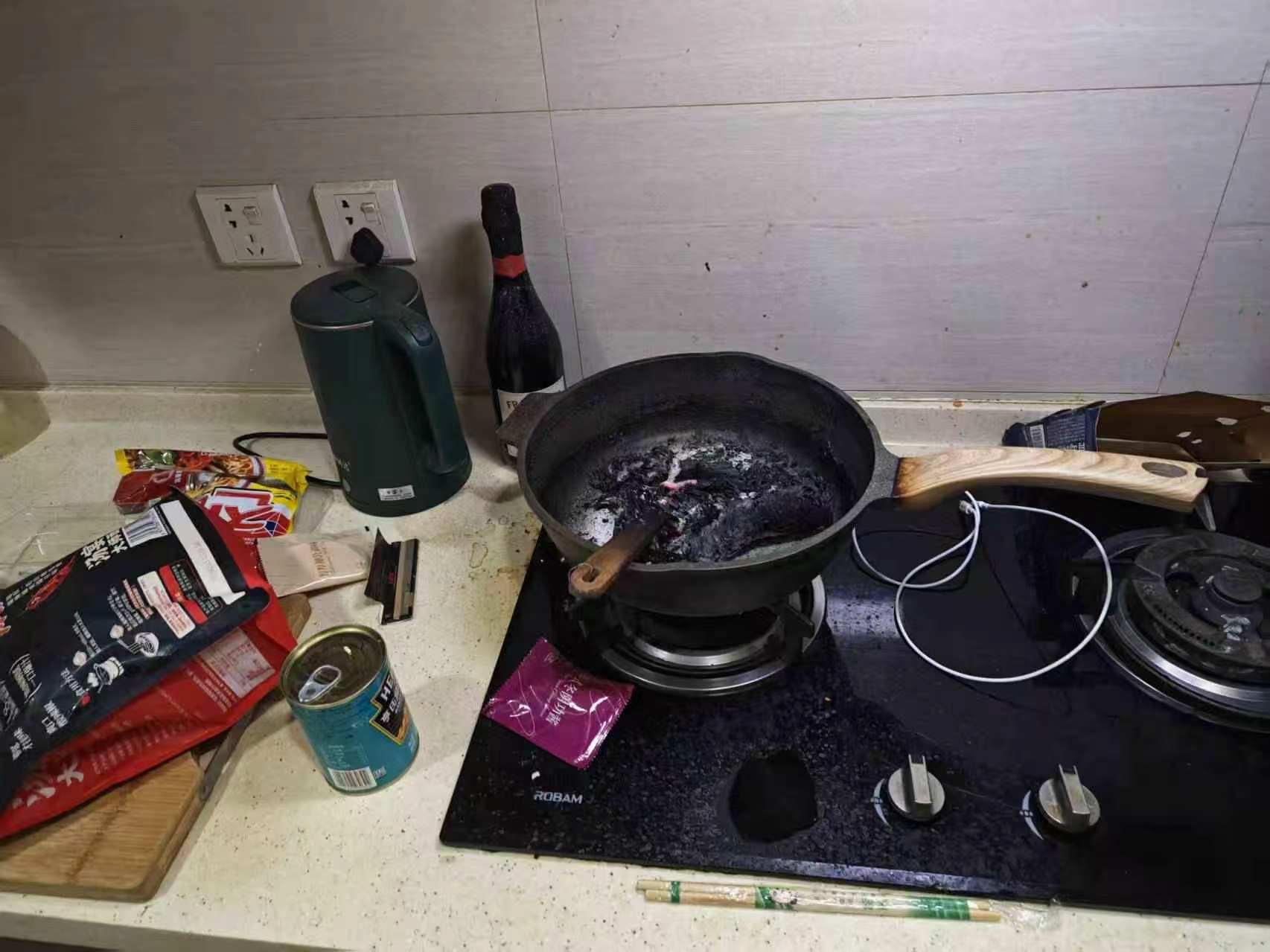 男子醉酒后煮面睡着险酿大祸,烟感报警器发挥作用化险为夷 男子醉酒后煮面睡着险酿大祸,烟感报警器发挥作用化险为夷