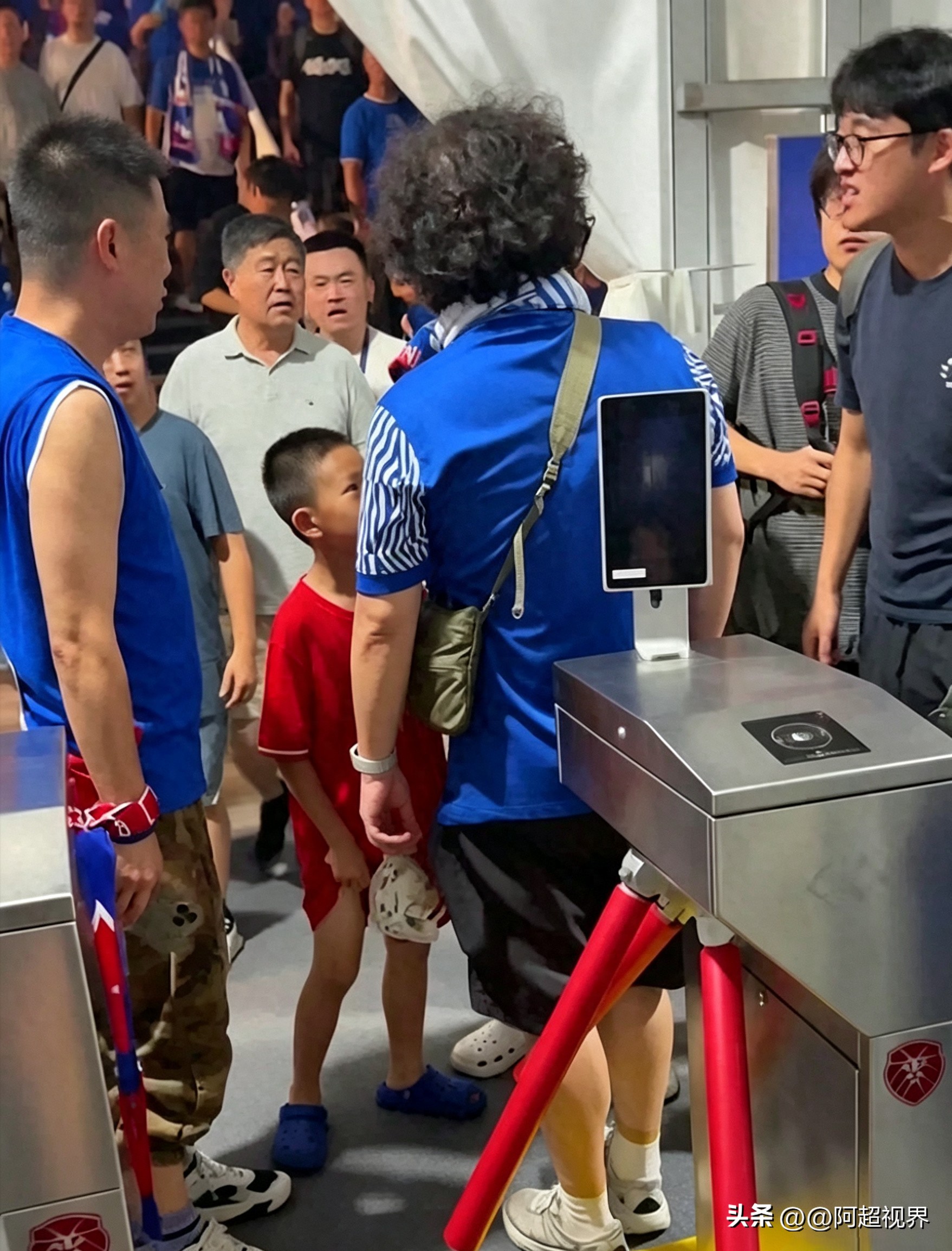 输球不是撒气理由！3名球迷辱骂小球迷父亲被刑拘，这账怎么算？
