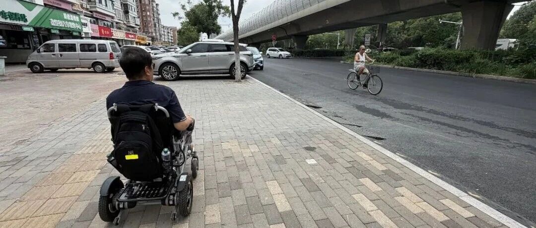 便道坡道“上得去、下不来”,轮椅出行这些“坎儿”怎么破? 便道坡道“上得去、下不来”,轮椅出行这些“坎儿”怎么破?