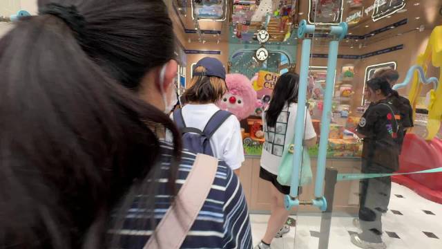 李宇春与名创优品合作，粉丝排队两小时购得亲签明信片