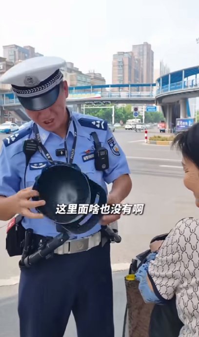 大妈戴的“三级头”为何会被交警拦下? 大妈戴的“三级头”为何会被交警拦下?