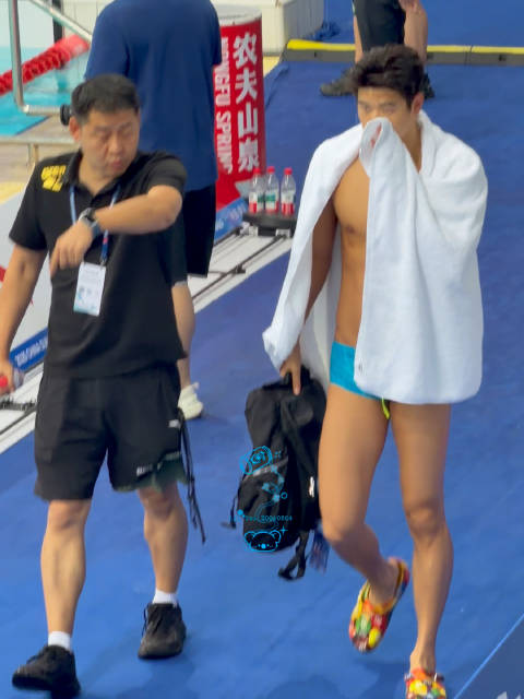 男神好帅的吧..@潘展乐 全国夏季游泳锦标赛 0821晚热身起水 ···