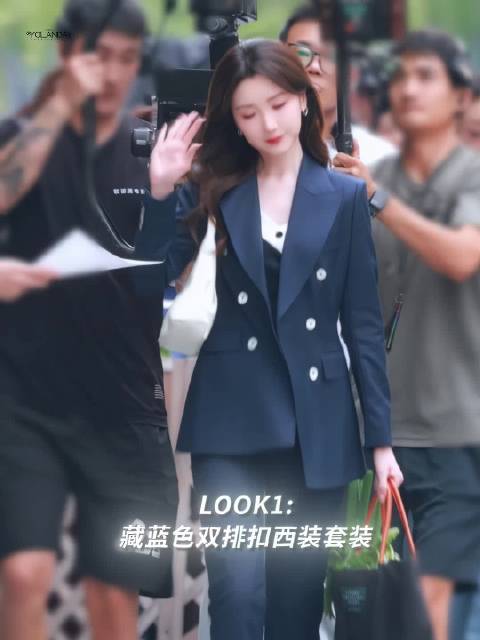 ｜宽窄人生王伊琪 伊琪时装秀 每套都炸场 @毛晓彤 ••