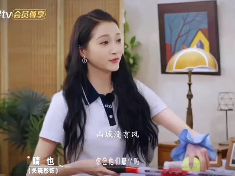 晓彤小林互动自然，动作教学显默契