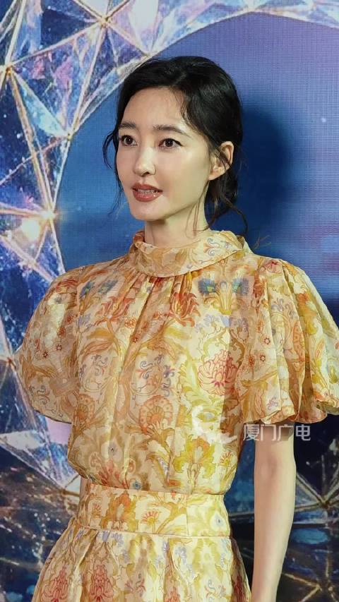 好美！王丽坤复古黄花裙亮相鹭岛