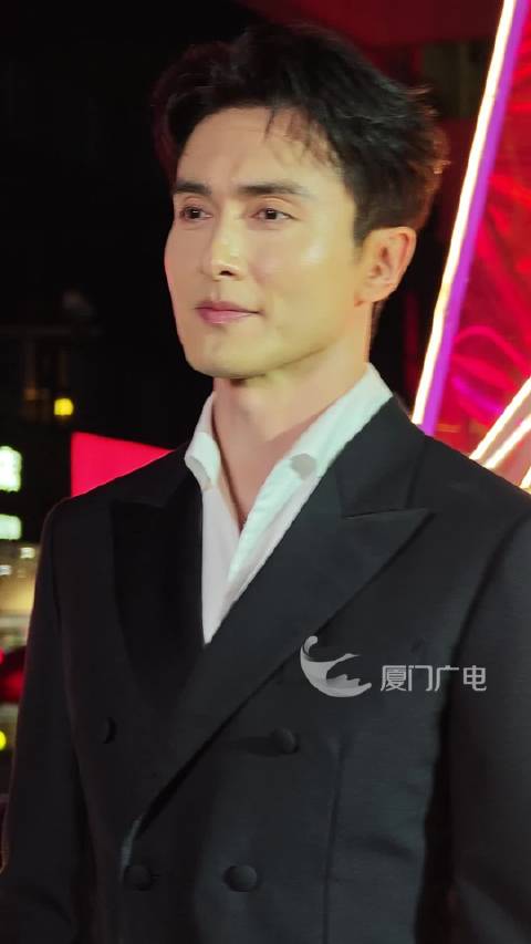 “东华帝君”高伟光黑西装亮相中山路