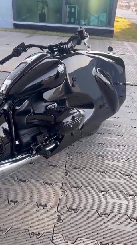 在摩纳哥骑普通摩托车…