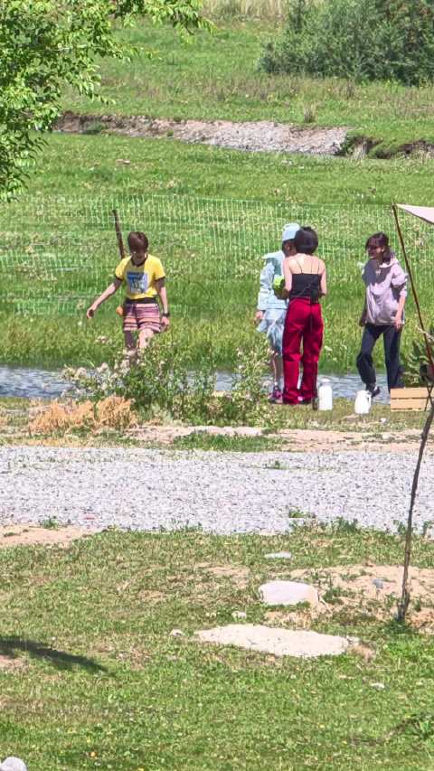 李宇春徒手掰西瓜，玩脱瓜跑