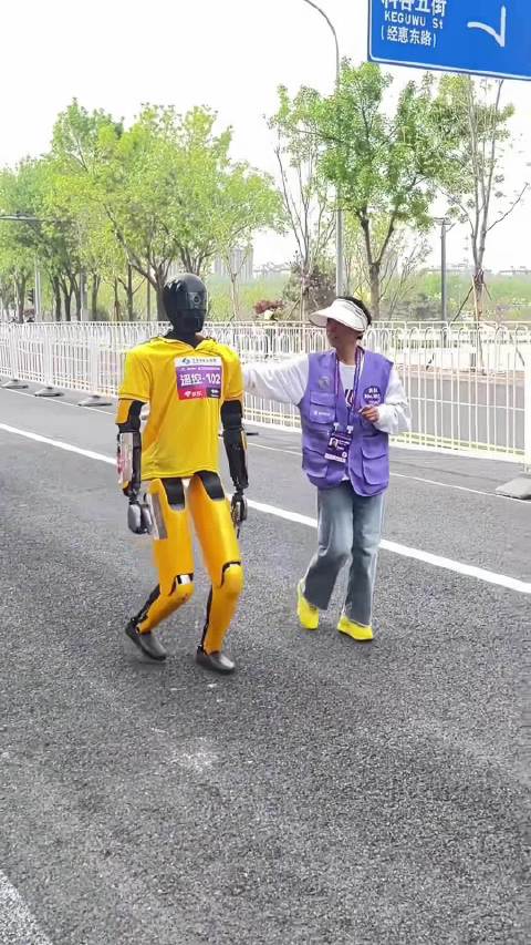 机器人跑马拉松，正经跑步与整花活齐现