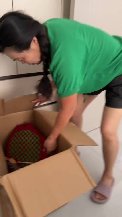 让老妈试穿孟加拉敌人们买的礼物…