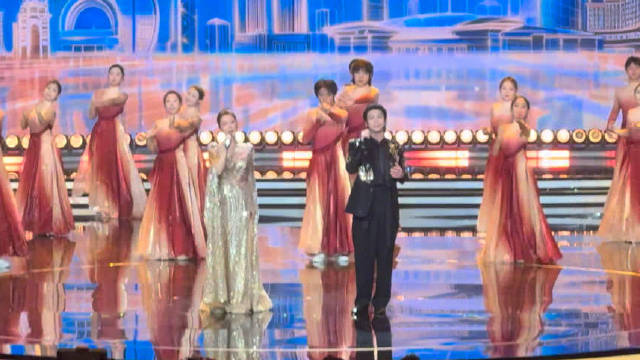 本届最后，孙悦、白举纲一起登台唱响结束曲《走向辉煌》