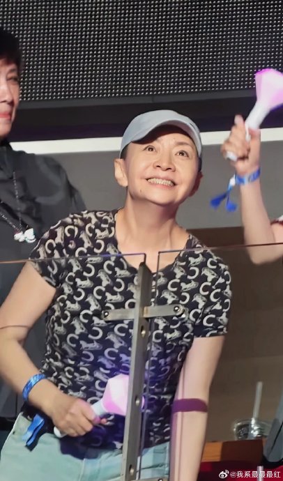 宋丹丹穿20年前旧衣复刻刘梅,身材管理太绝 宋丹丹穿20年前旧衣复刻刘梅,身材管理太绝
