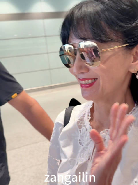 又见面啦芝咪带着小咪哈哈哈哈 姐姐超漂亮，小黑猫咪超可爱