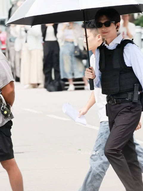 成毅林彦廷穿防弹衣制服出妆，与粉丝有序打招呼