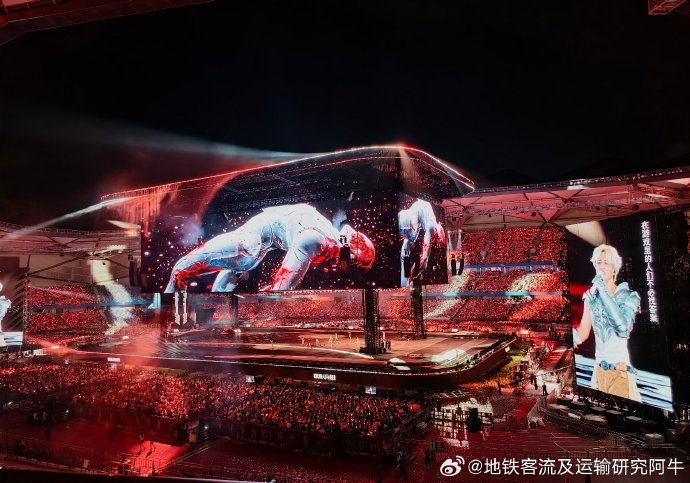 薛之谦深圳演唱会现场万人大合唱的场面有多震撼？
