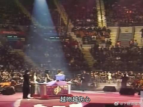 王菲张惠妹两狮子座同台颁奖，气势不凡