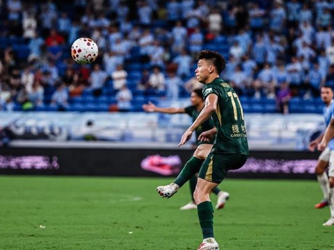 助攻队友绝平后，19岁王钰栋将球爆射向看台！遭深圳球迷狂骂