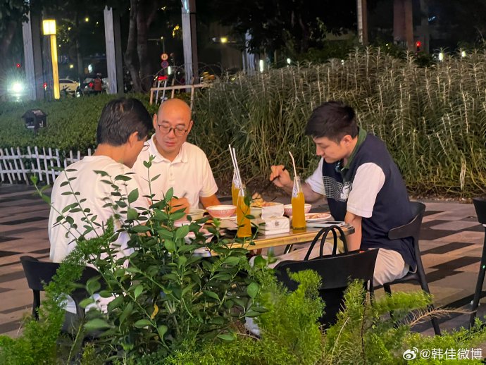 年轻人不喝酒,高端白酒真要崩盘?茅台首现净利下滑 年轻人不喝酒,高端白酒真要崩盘?茅台首现净利下滑