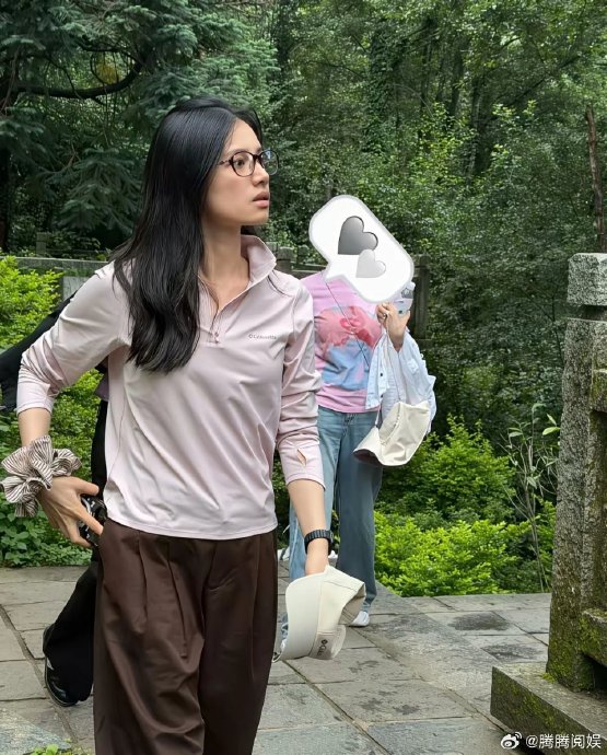 张婧仪素颜爬山路透生图