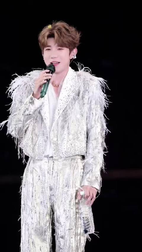 王源南京演唱会讲冷笑话冷场，学方言带动全场齐喊我滴个乖乖