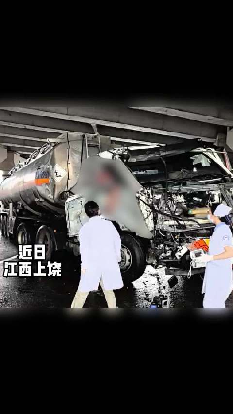 司机被卡驾驶室疼痛难忍，消防紧急破拆救援