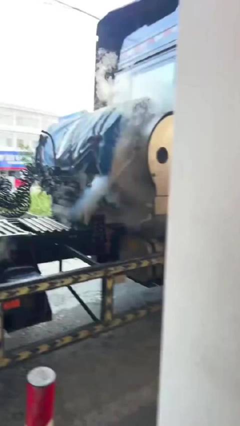 为什么老司机高速见到 LNG 天然气重卡，要远远拉开车距？