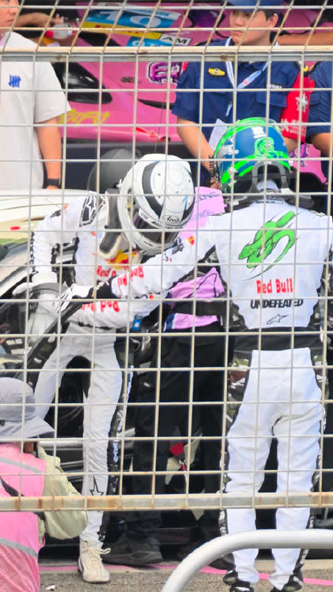 队友交棒中…… 85冲冲冲！这套白色赛车服真的帅到我心尖上
