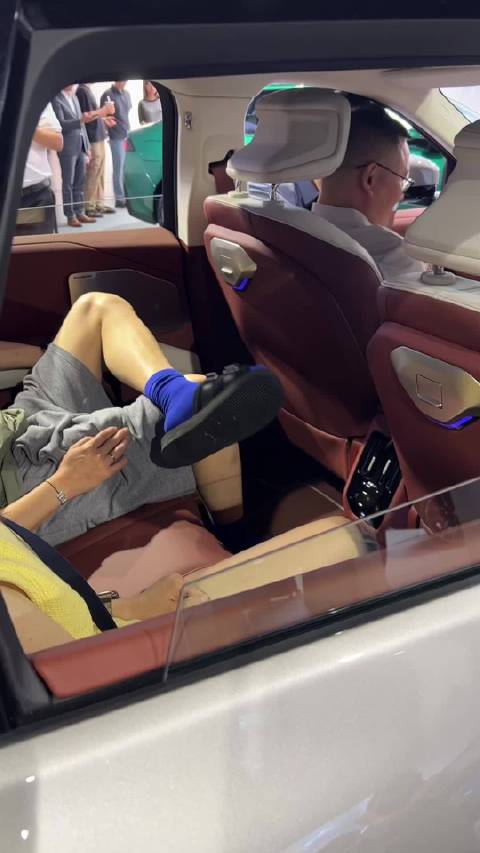 当你在睇车现场见到各种各样嘅拖鞋党…