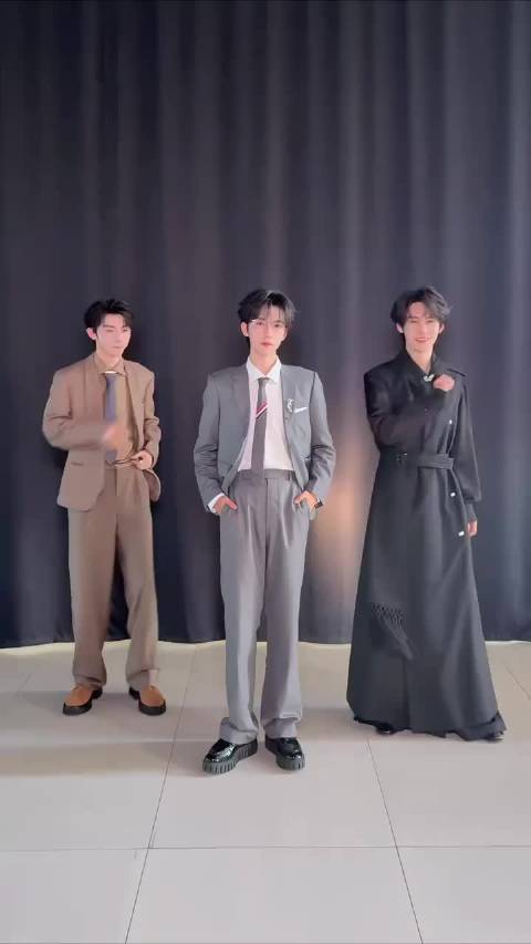马嘉祺张真源活力满满，贺峻霖一动不动像立牌
