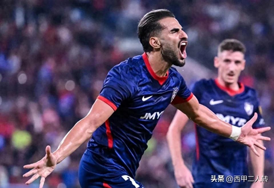 马赛极端球迷展示巨型Tifo，致敬西班牙世界杯夺冠