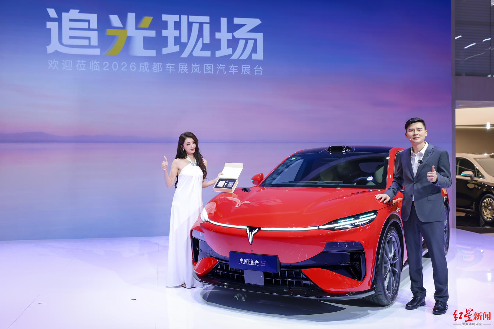 麦迪娜现身展台下订岚图追光S 五天订单超一万台