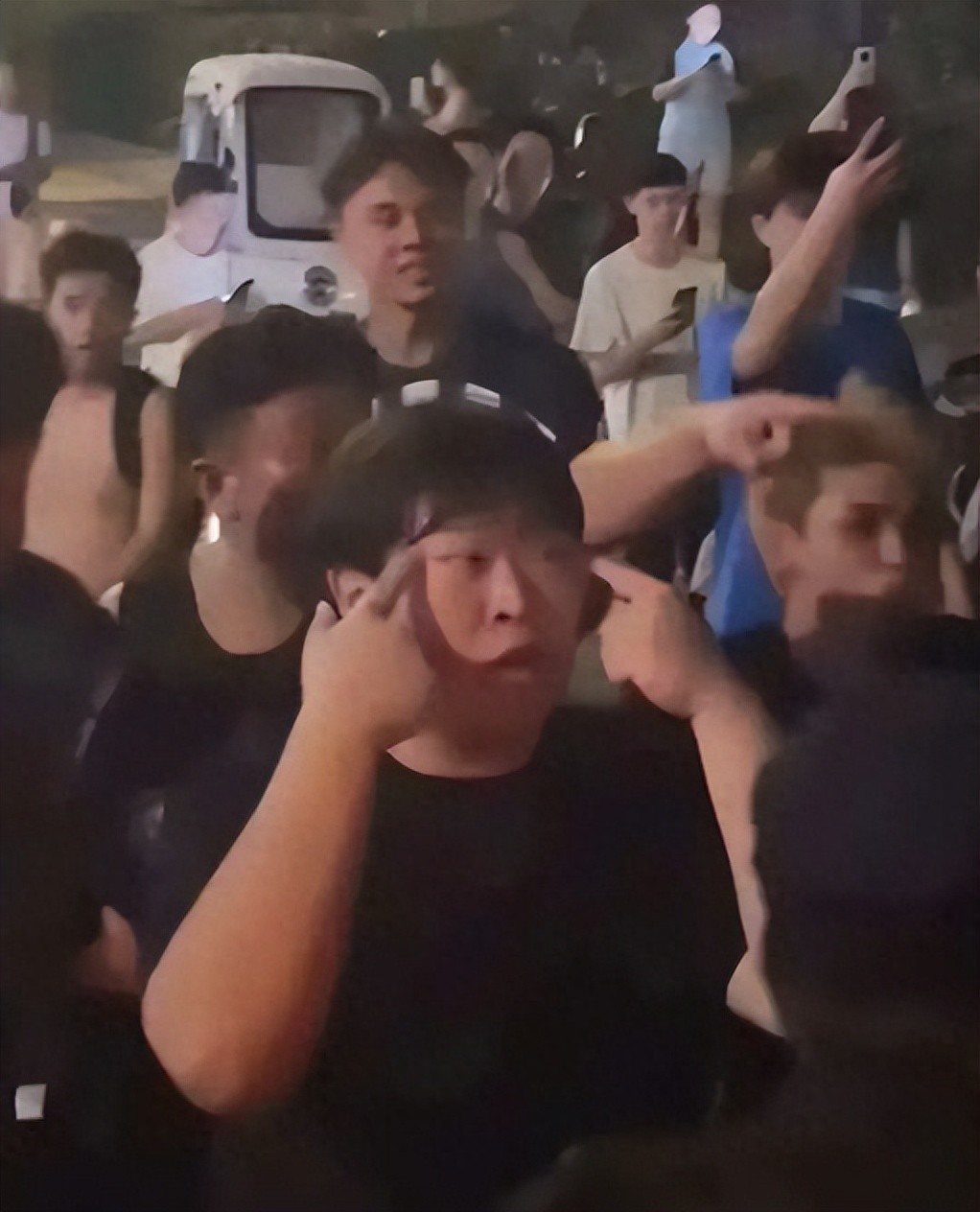 津门虎球迷地铁遭围殴！媒体人：当地已立案，打人者已被抓获