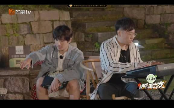 海边音乐会前一晚上哥几个围着篝火演唱的《活该》还是很默的…