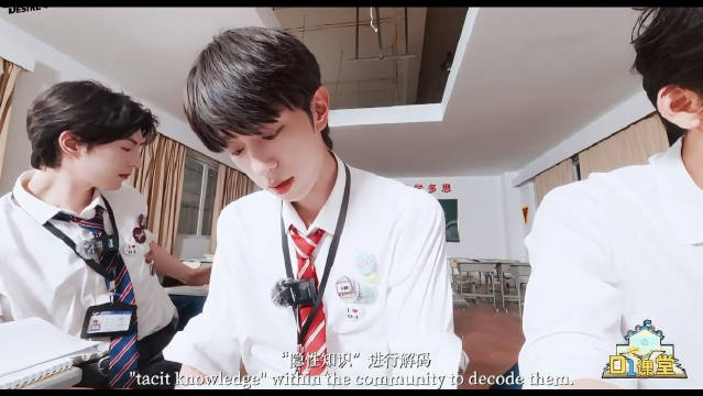 只有李沛恩会照顾到观众的情绪和感受，很认真的强调“不要当真”