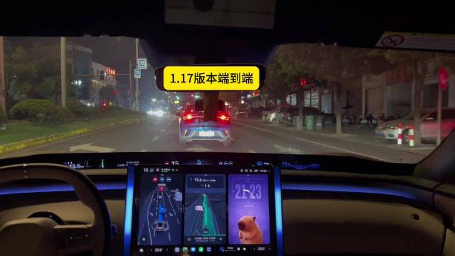 小米YU7更新1.17版，等红灯时像老司机一样蠕行