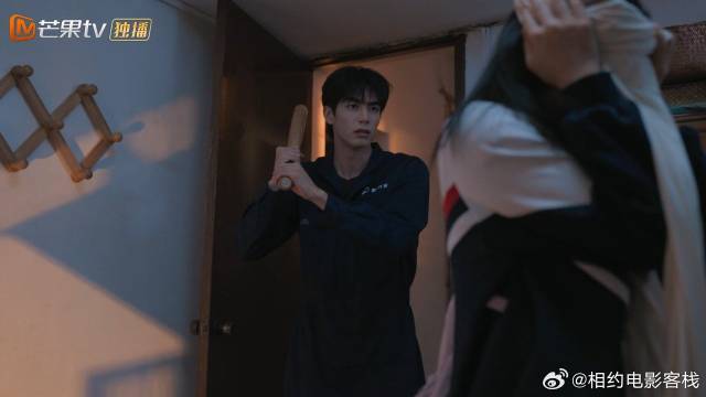 苗靖翻窗回家，陈异以为是家里遭贼，准备抡一闷棍