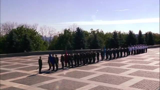 乌克兰独立日，泽连斯基和欧洲领导人检阅仪仗队
