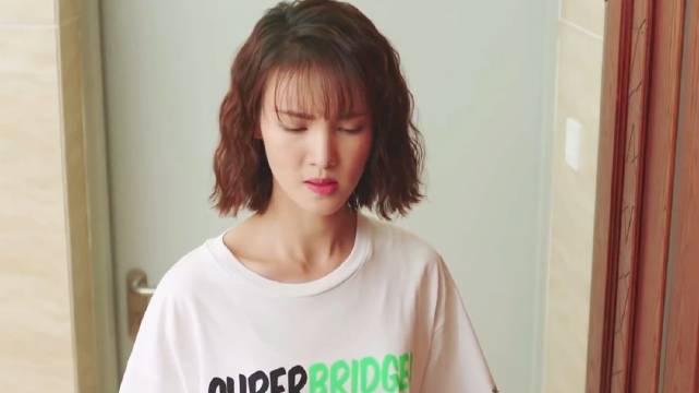女孩出门倒垃圾，不料门却突然自动关上了，这也太惨了吧！