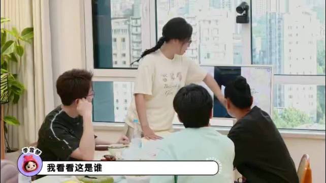 瞿颖蒙脸认人未认出李现，夸其网球动作漂亮想看比赛