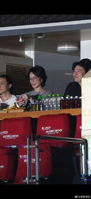 那英在演唱会上是如何介绍王菲的? 那英在演唱会上是如何介绍王菲的?