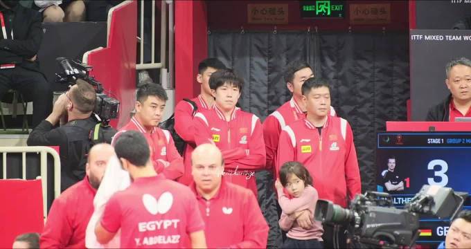 把那个揣手不鼓掌的叉出去
