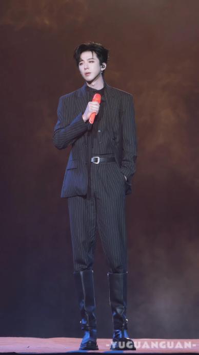 高个子明星拍戏时如何解决与女演员身高差问题? 高个子明星拍戏时如何解决与女演员身高差问题?