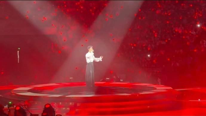 肖战在那英演唱会演唱《春暖花开》表现如何