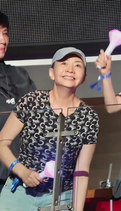 宋丹丹穿20年前《家有儿女》旧衣，身材不变引回忆杀
