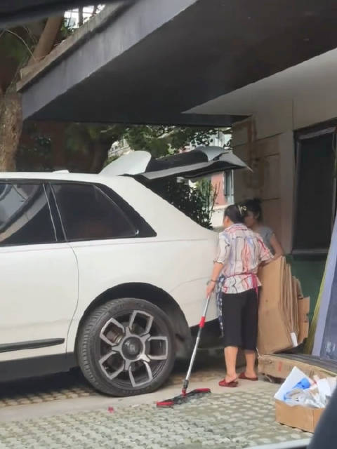 网友说： 开劳斯莱斯库里南后备箱也放纸皮啊，拿去卖吗？