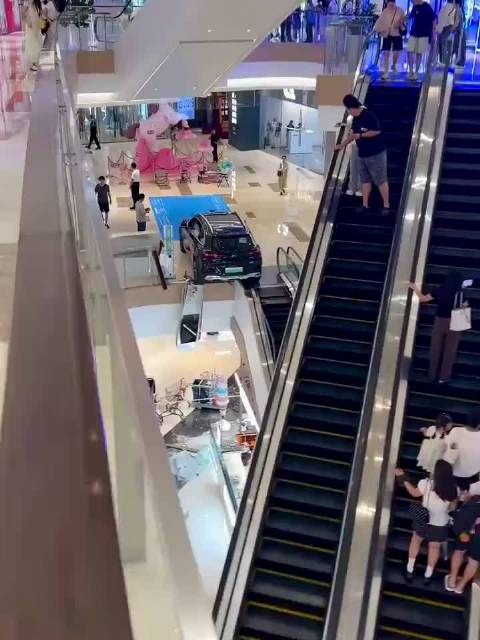 以前看商场的车展就曾想过会不会发生这种事 所幸车子没有掉下楼砸到人