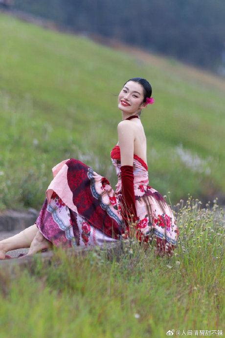 权志龙送氧化菊全球限量酒,签名被指造假? 权志龙送氧化菊全球限量酒,签名被指造假?